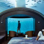Pengalaman Tak Terlupakan di Resort Mewah Maladewa: Menjelajahi Keindahan Bawah Laut dari Kamar Anda