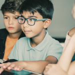 Strategi Mengembangkan Kecerdasan Emosional (EQ) pada Anak: Panduan Komprehensif untuk Orang Tua dan Pendidik